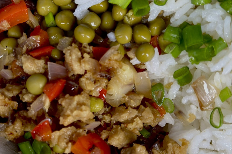 Рис з овочами і сосисками на сковороді