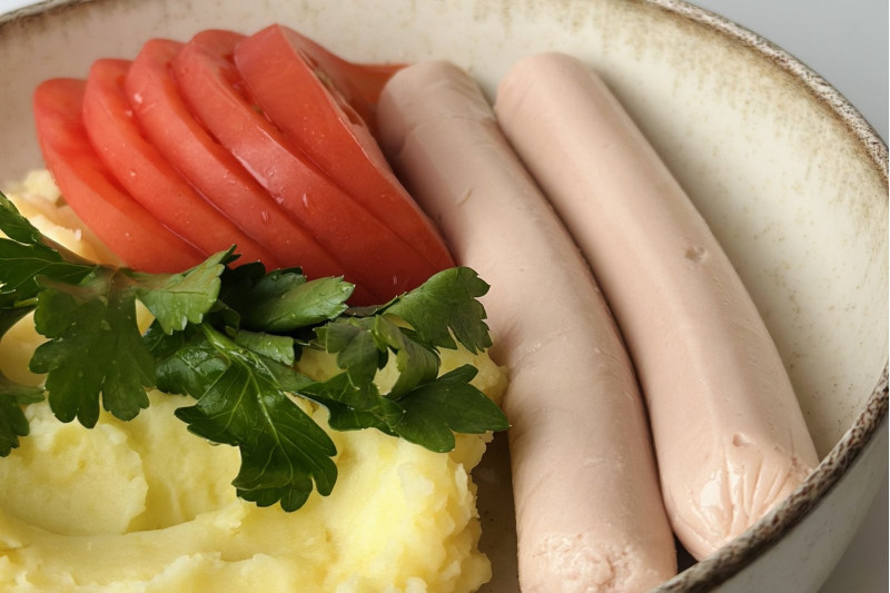 Картопляне пюре з сосисками і гірчичним соусом